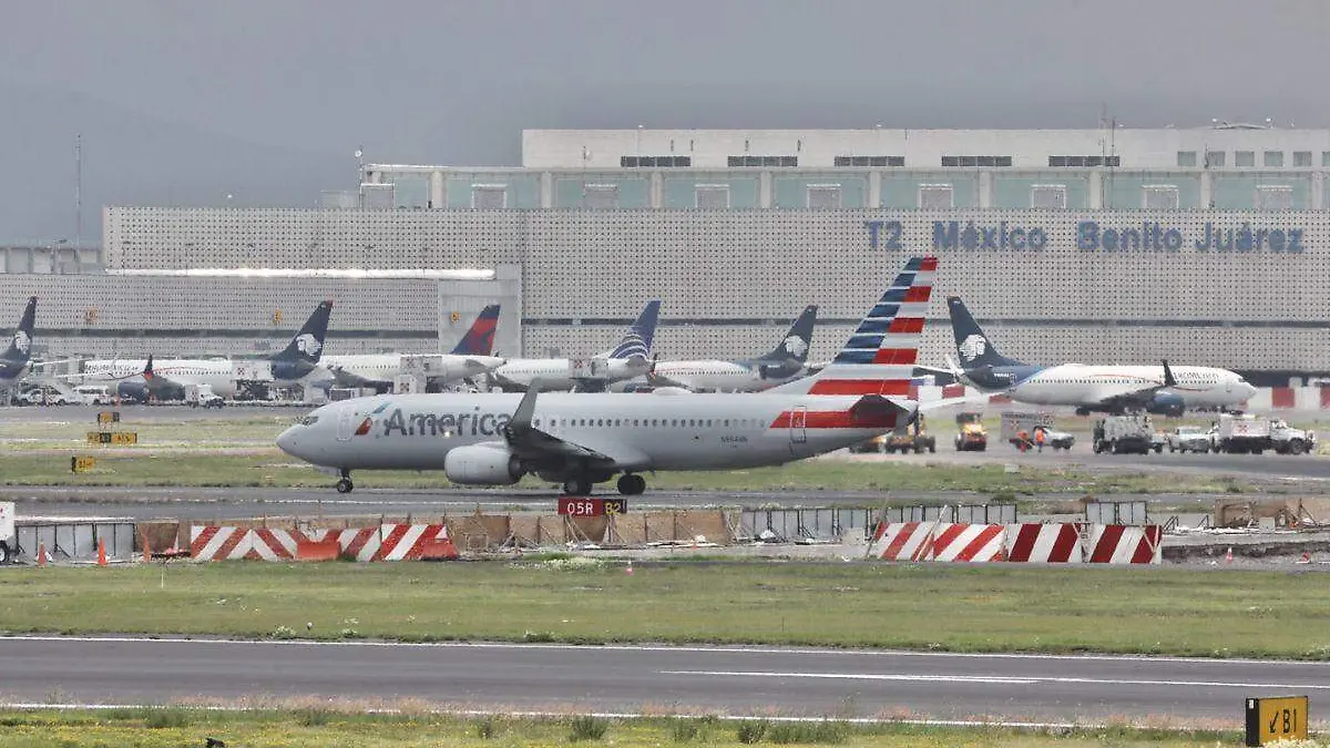 Chocan dos aviones en las pistas del AICM